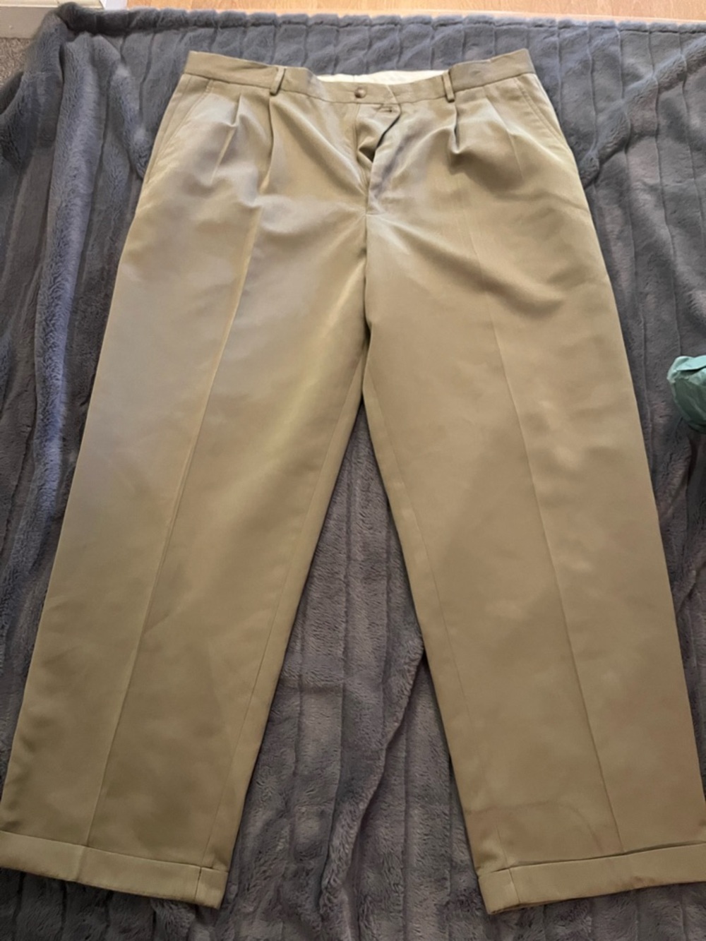 Dockers Men's Pleated Tan Khaki Chinos